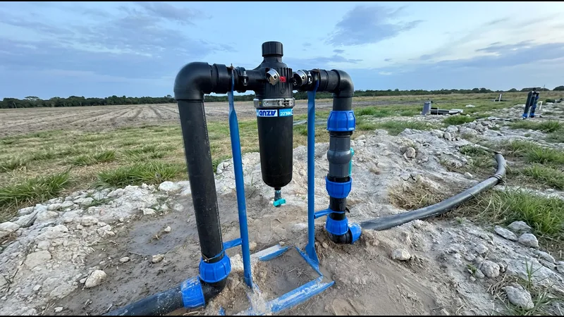 Filtro de discos Azud instalado en cabezal de riego en campo